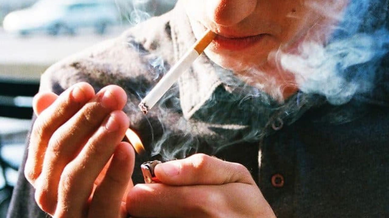 સિગારેટ પીવાથી હોઠ કાળા થઇ ગયા છે? આ ટીપ્સ અનુસરી હોઠને ગુલાબી બનાવો.