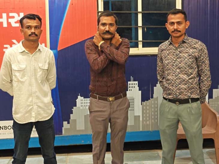 સુરતમાં ડુમસના ગરબા ગ્રાઉન્ડમાંથી નકલી PSI પકડાયો છે