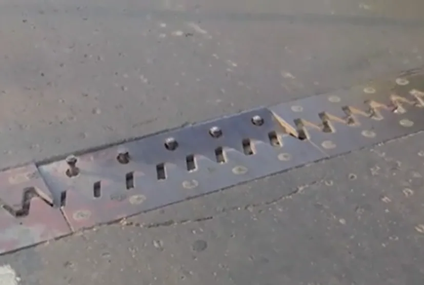 અમદાવાદમાં વધુ એક બ્રિજ બન્યો જોખમી, 65 કરોડના ખર્ચે બનાવ્યો હતો બ્રિજ