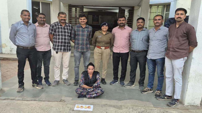 અમદાવાદના વિવિધ જ્વેલર્સ શો-રૂમમાં ગ્રાહક બનીને સોનાની વીંટીઓ સેરવી લેતી શાતિર મહિલાને નરોડા પોલીસે ફિલ્મી ઢબે ઝડપી