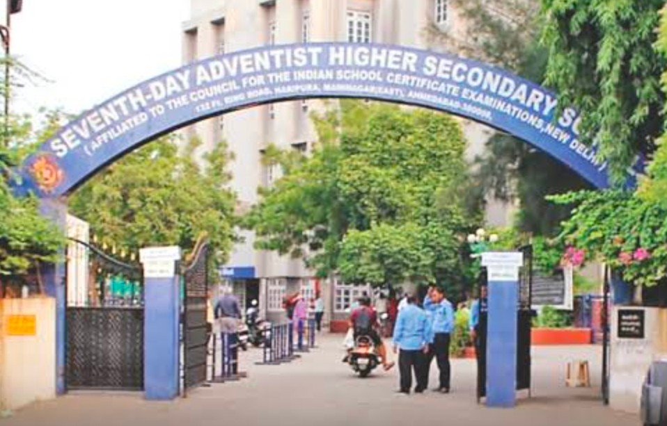 નેશનલ સ્કૂલ બહાર વિદ્યાર્થી પર જીવલેણ હુમલો, છરીના ઘા ઝીંક્યા હોવાની શક્યતા